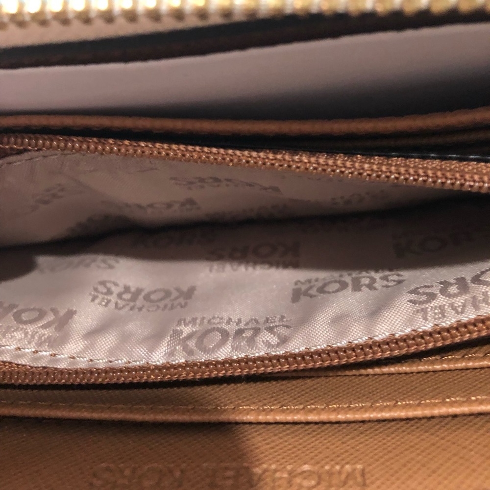 Michael Kors- Jet Set Travel MK Monogram Wallet in Vanilla - PRICE FIRM - Picture 10 of 13